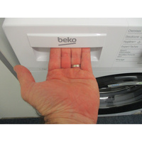 Beko DWUE7222B0WS - Ouverture du tiroir à détergents
