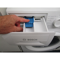 Bosch WGE02406FR - Bouton de retrait du bac à produits