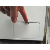 Far (Conforama, But) GLF610S24W - Ouverture de la trappe du filtre de vidange