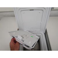 Indesit BTWDS6261FR - Retrait du bac à produit