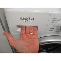 Whirlpool FFB10469SVFR - Ouverture du tiroir à détergents