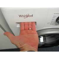 Whirlpool FFDD9469BSVFR - Ouverture du tiroir à détergents