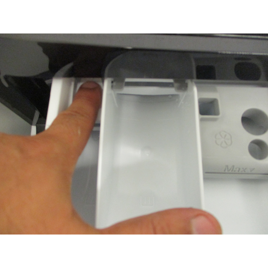 AEG LFE6ED844B - Bouton de retrait du bac à produits