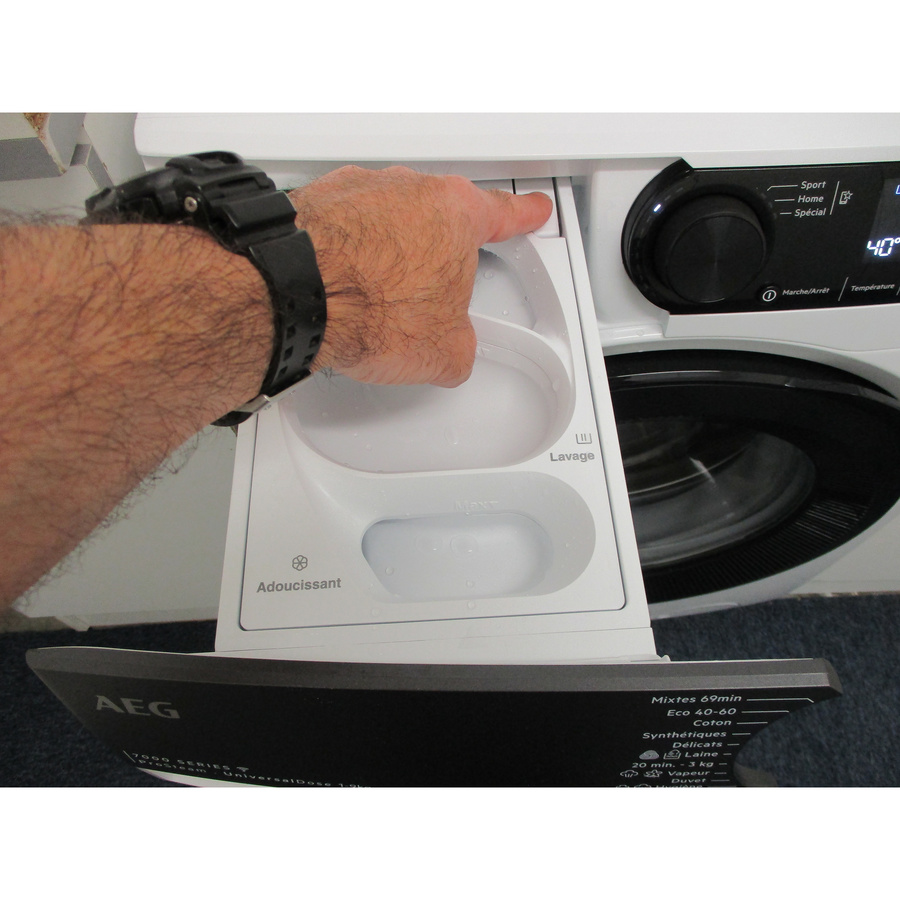 AEG LFR73H149V - Bouton de retrait du bac à produits