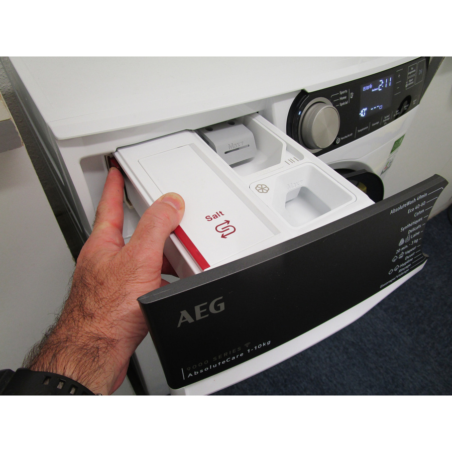 AEG LFR95A116SW - Bouton de retrait du bac à produits