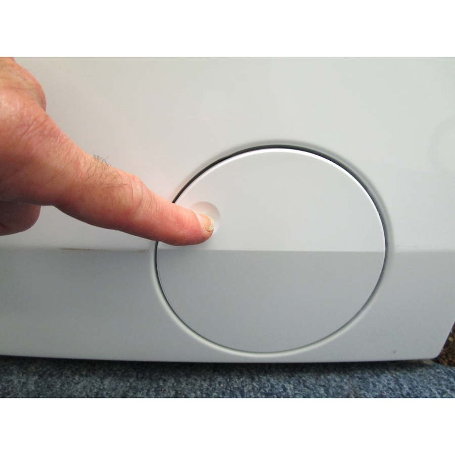 AEG LFR95A116SW - Ouverture de la trappe du filtre de vidange