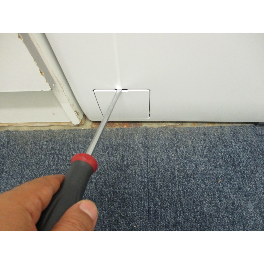 AEG LTR7C6151A - Outil nécessaire pour accéder au filtre de vidange