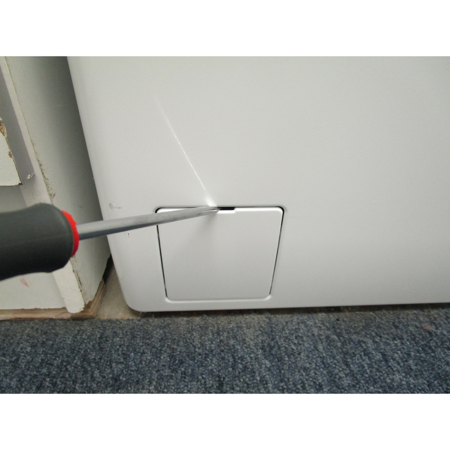 AEG LTR8C7331A - Outil nécessaire pour accéder au filtre de vidange