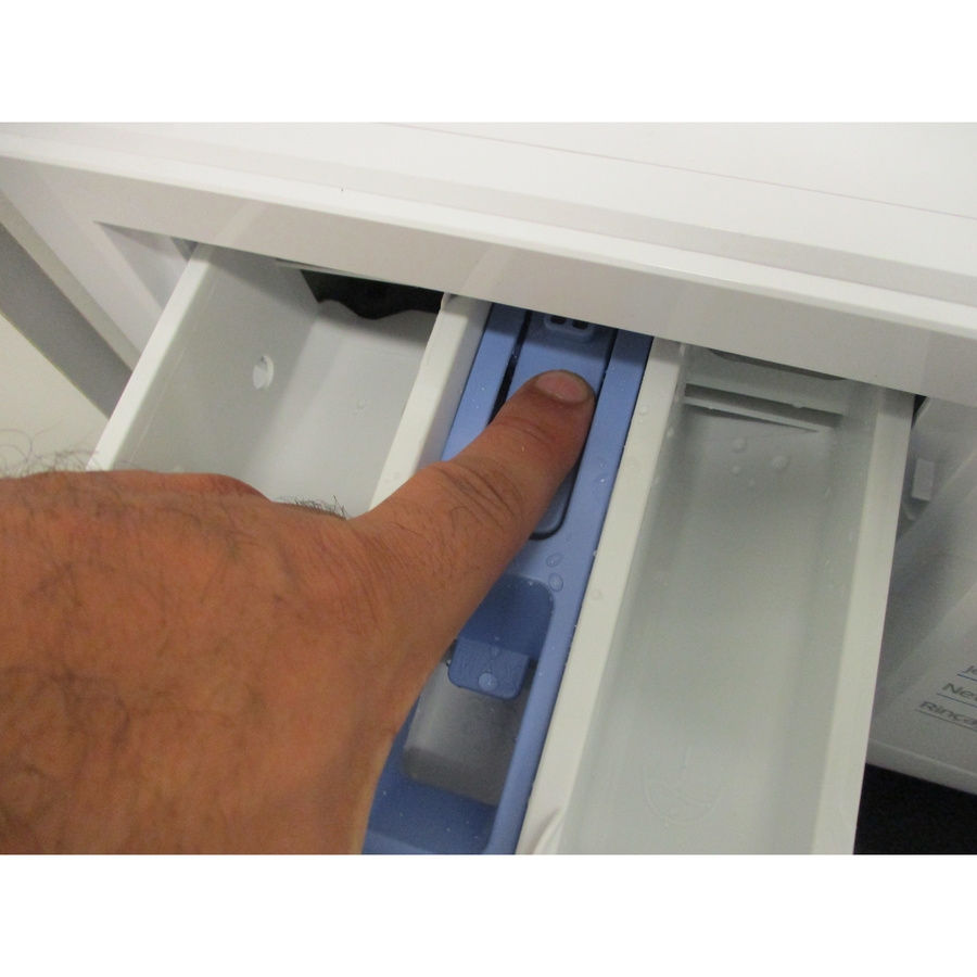 Beko BM14WFU39410 - Bouton de retrait du bac à produits