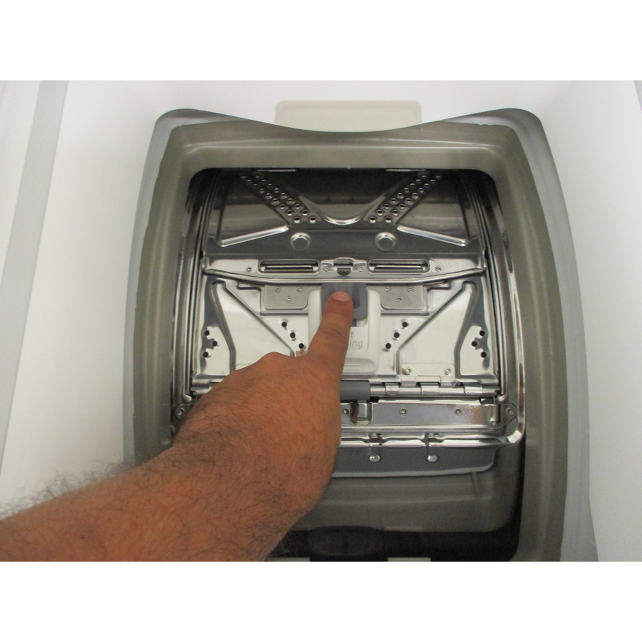 Beko BTL1WFP10652FR - Bouton d'ouverture des portillons
