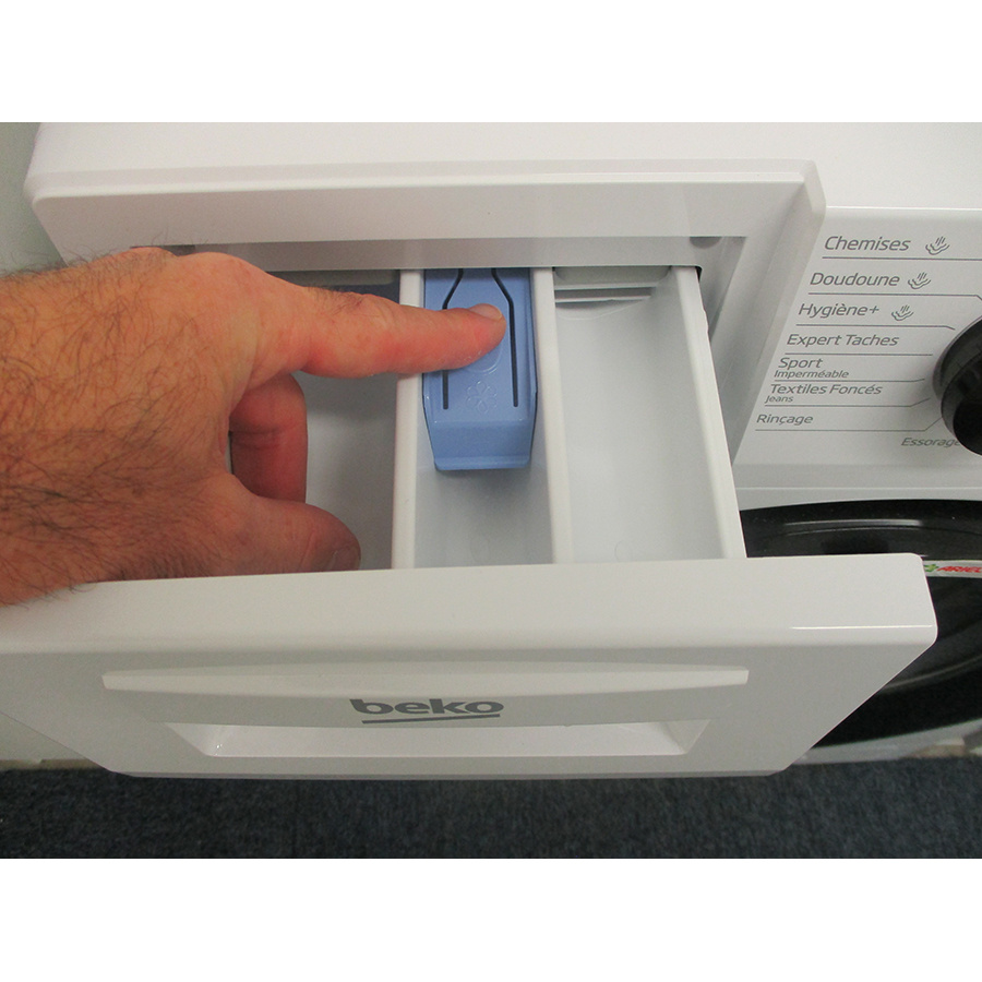 Beko DWUE7222B0WS - Bouton de retrait du bac à produits