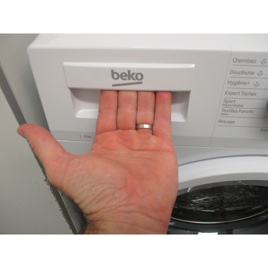 Beko WUE6612W1W - Ouverture du tiroir à détergents