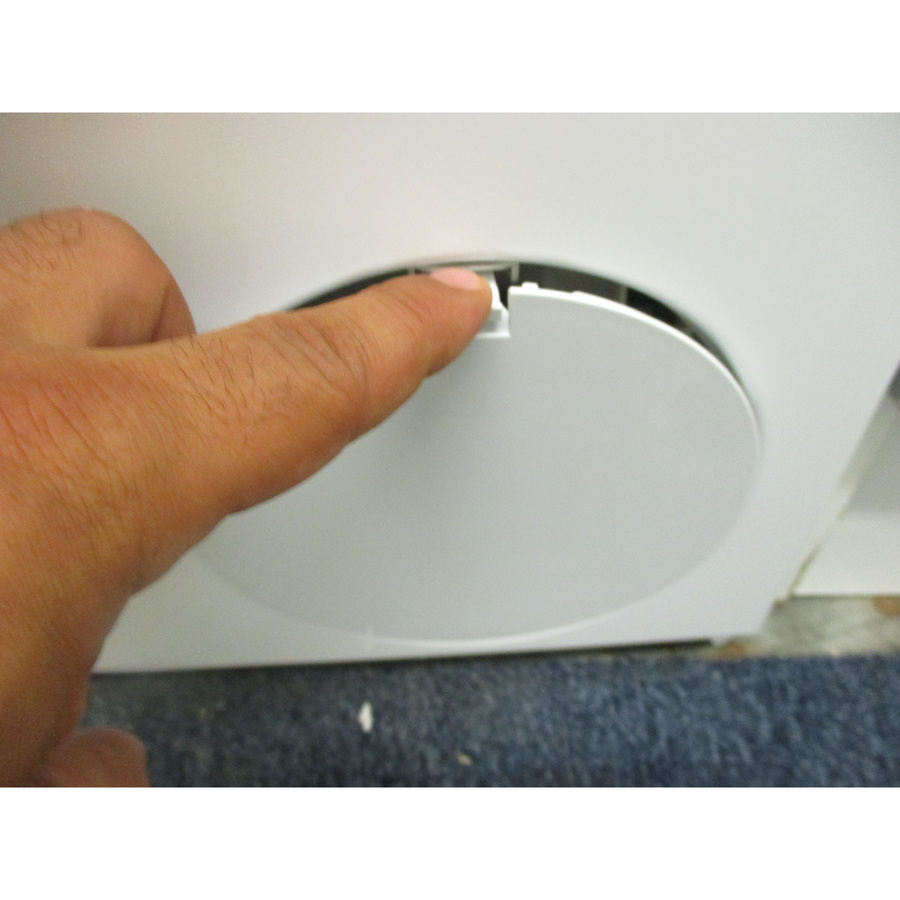 Bosch WAN2827FFR - Ouverture de la trappe du filtre de vidange