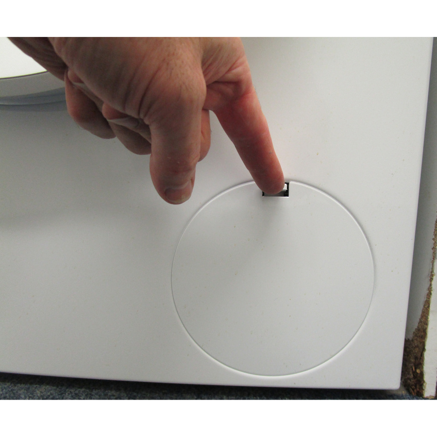 Bosch WGE02201FR - Ouverture de la trappe du filtre de vidange