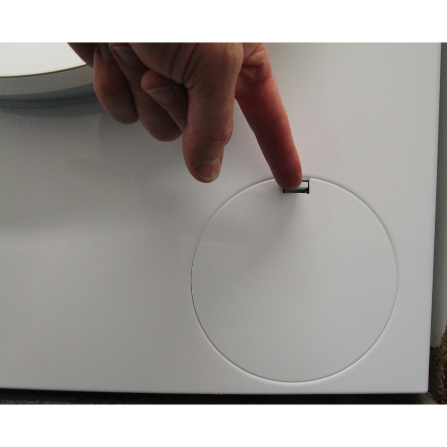 Bosch WGE03207FR - Ouverture de la trappe du filtre de vidange