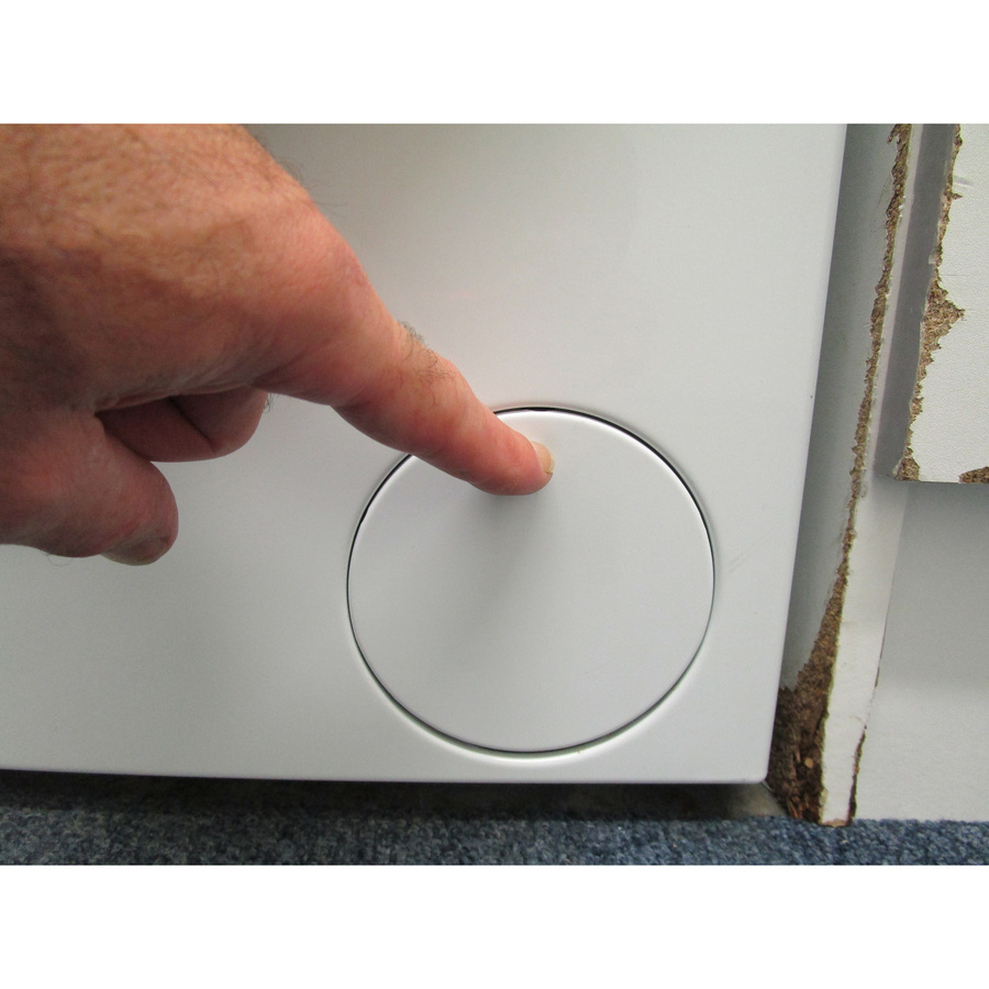 Candy BP 49SBL8-FR - Ouverture de la trappe du filtre de vidange