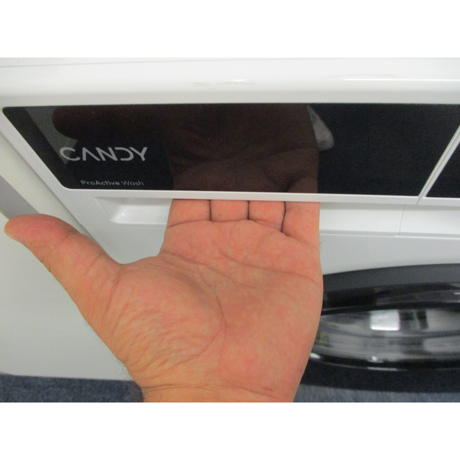 Candy EY 210B8-S - Ouverture du tiroir à détergents