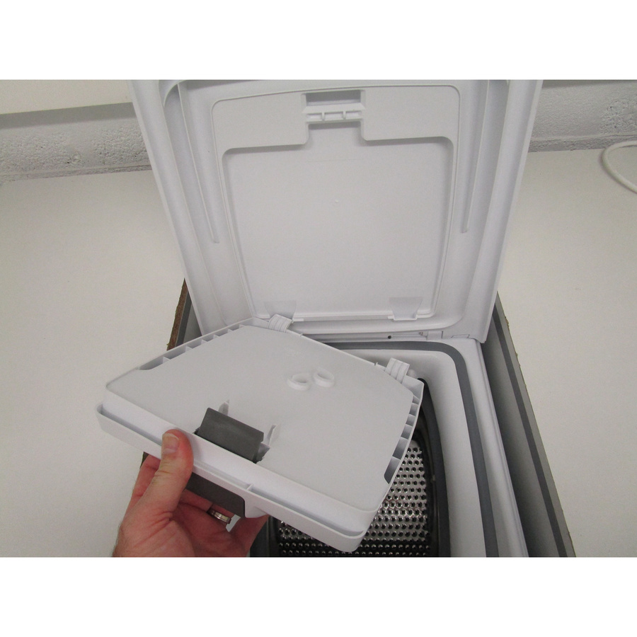 Candy TCAS264TM5-S - Retrait du bac à produit