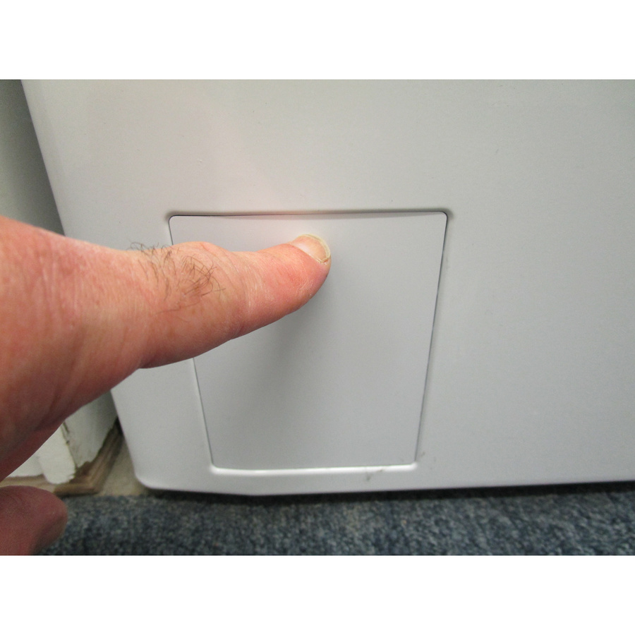 Candy TCAS264TM5-S - Ouverture de la trappe du filtre de vidange