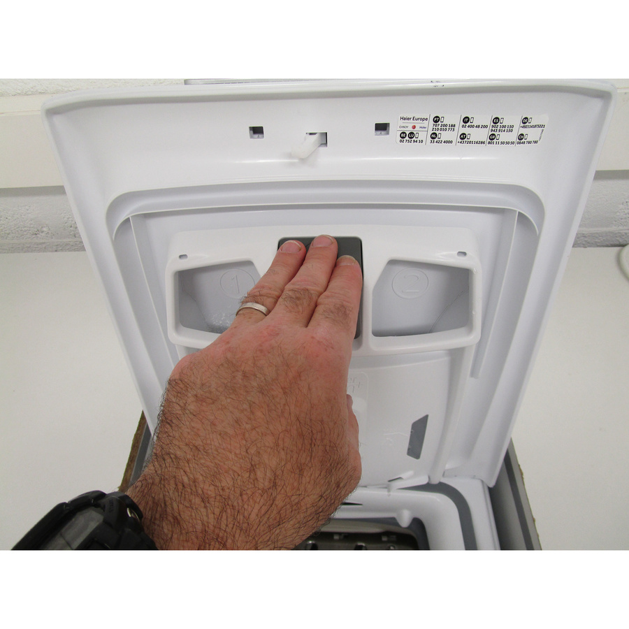 Candy TCAS264TM5-S - Bouton de retrait du bac à produits