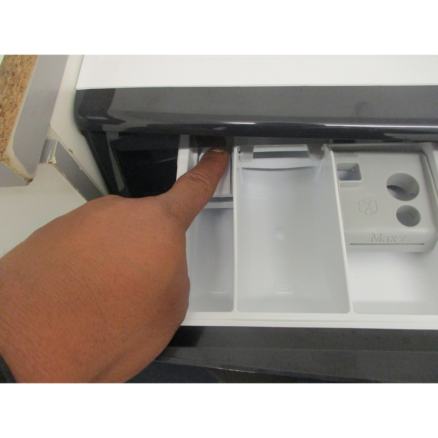Electrolux EW2EE7814FA - Bouton de retrait du bac à produits