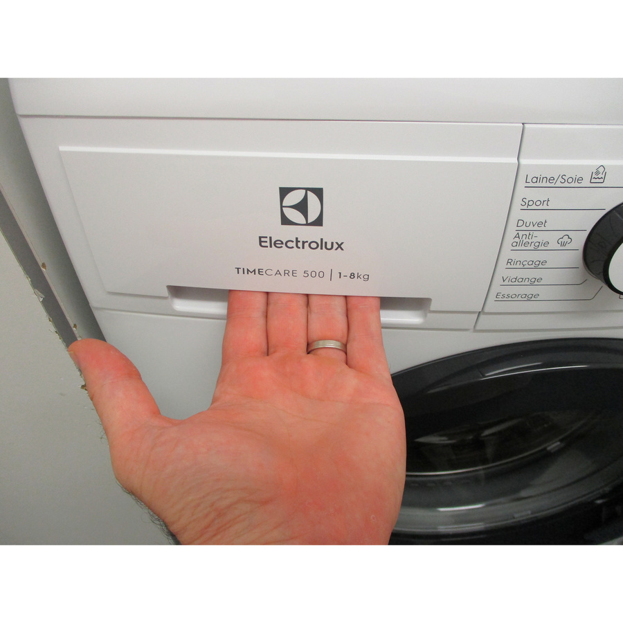 Electrolux EW2F7814FA - Ouverture du tiroir à détergents