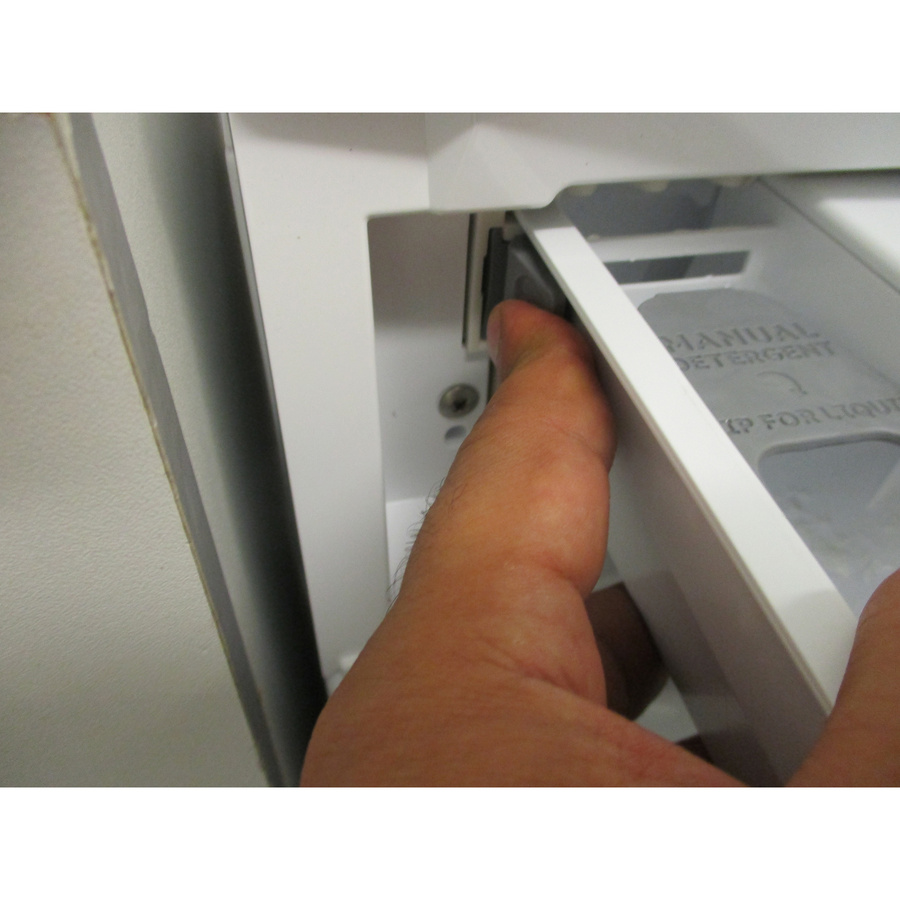 Electrolux EW7FI494AD - Bouton de retrait du bac à produits