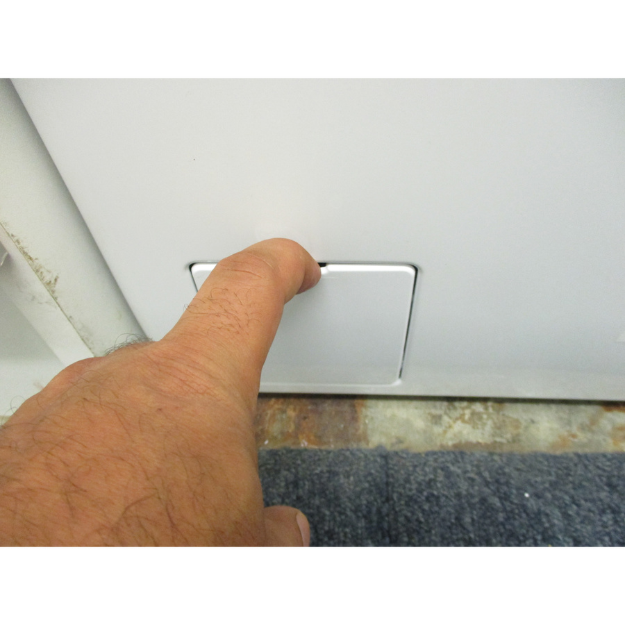 Electrolux EW7T1368DA - Ouverture de la trappe du filtre de vidange