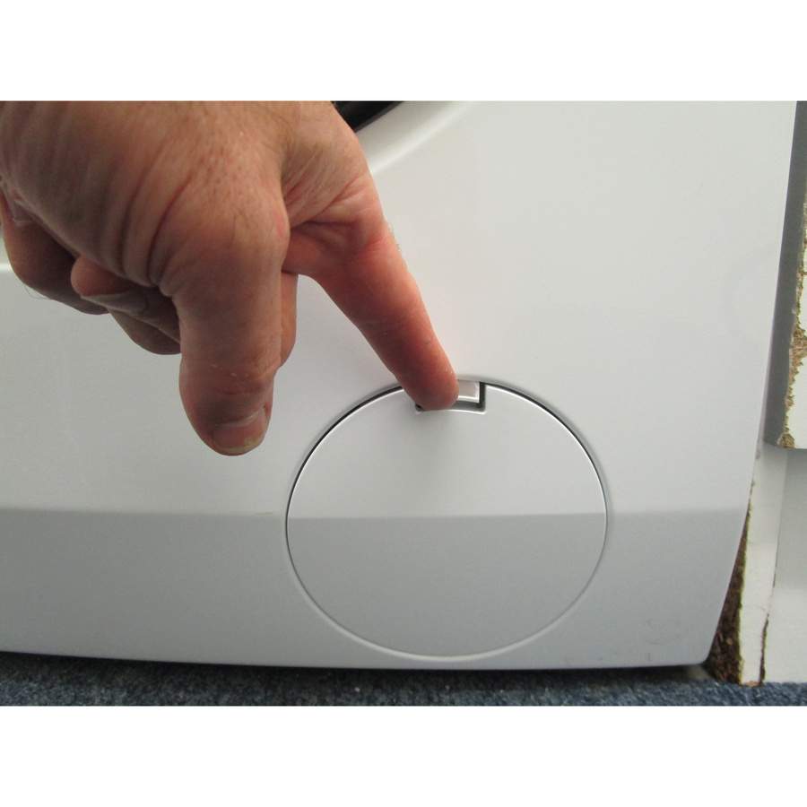 Electrolux EWFI6194O2DA - Ouverture de la trappe du filtre de vidange