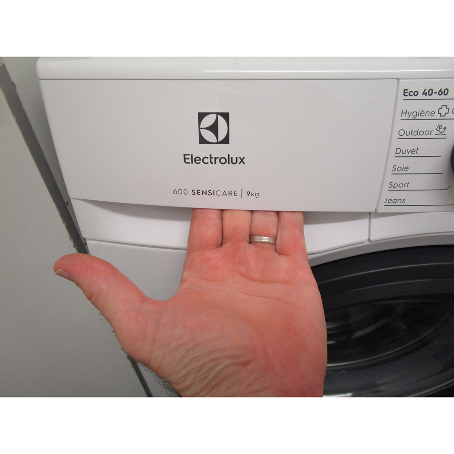 Electrolux EWFI6194O2DA - Ouverture du tiroir à détergents