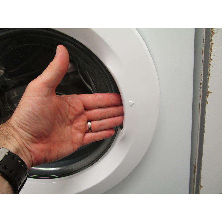 Far (Conforama, But) GLF610S24W - Poignée d'ouverture du hublot