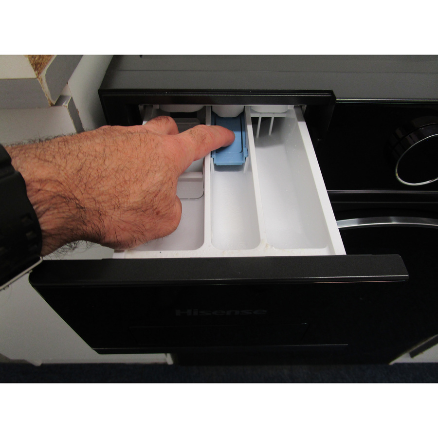 Hisense WF5I9043BBFS - Bouton de retrait du bac à produits