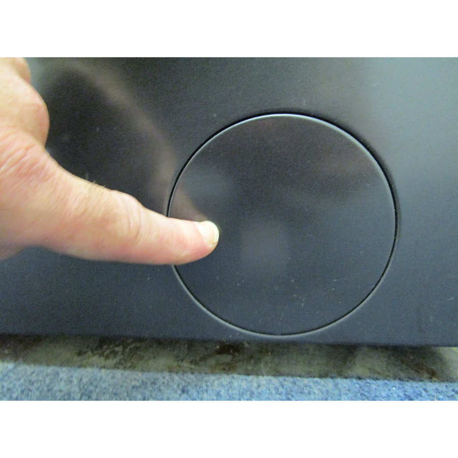 Hisense WF5I9043BBFS - Ouverture de la trappe du filtre de vidange
