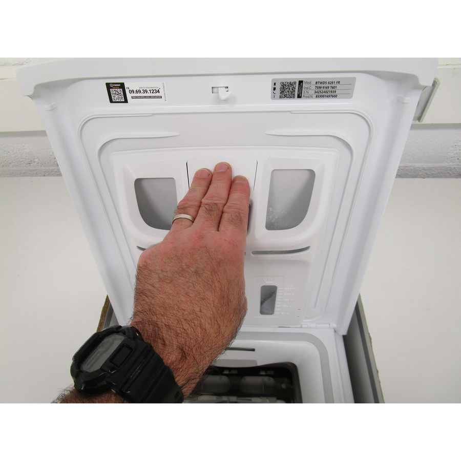 Indesit BTWDS6261FR - Bouton de retrait du bac à produits