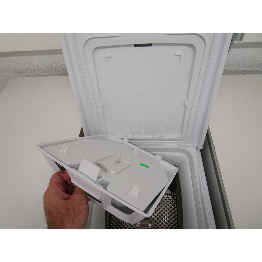 Indesit BTWDS6261FR - Retrait du bac à produit