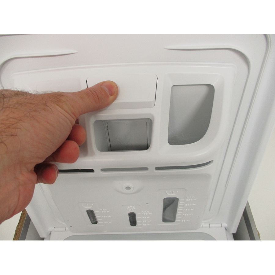 Indesit BTWL50300FR/N - Bouton de retrait du bac à produits