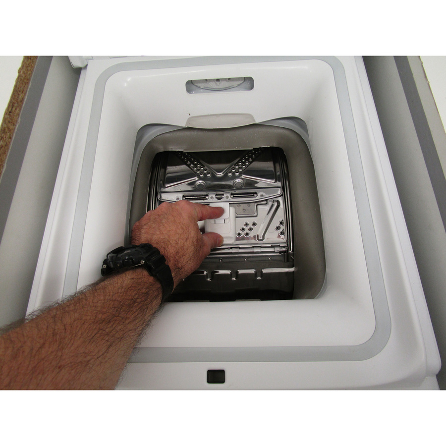 Indesit BTWS50400FR - Bouton d'ouverture des portillons