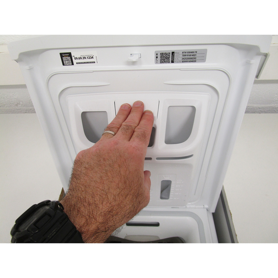 Indesit BTWS50400FR - Bouton de retrait du bac à produits