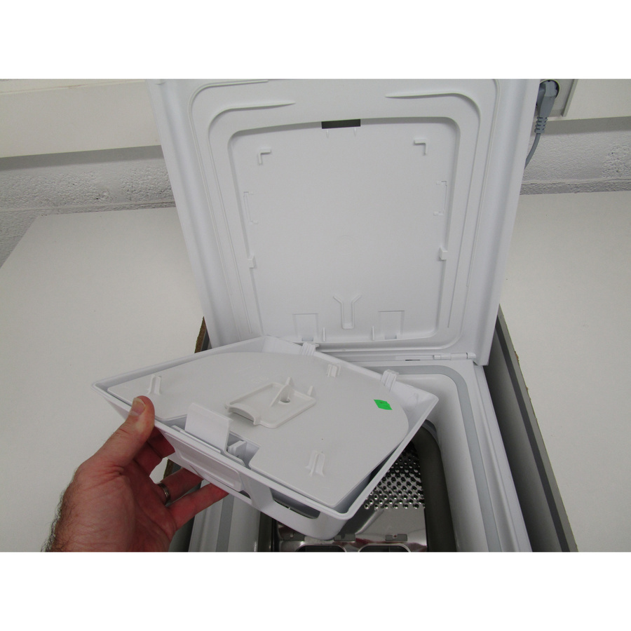 Indesit BTWS50400FR - Retrait du bac à produit