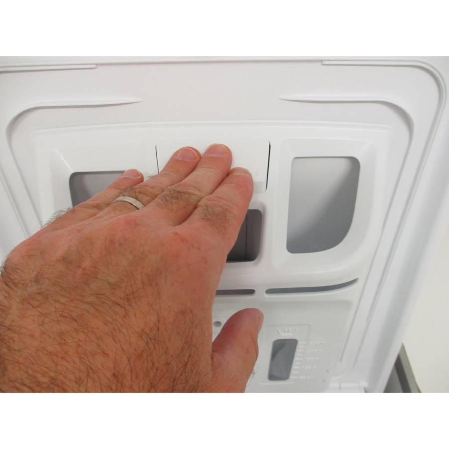 Indesit BTWS60400FR/N - Bouton de retrait du bac à produits