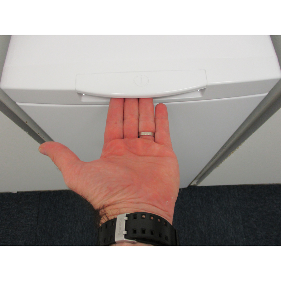 Indesit BTWS60400FR/N - Poignée d'ouverture de la porte