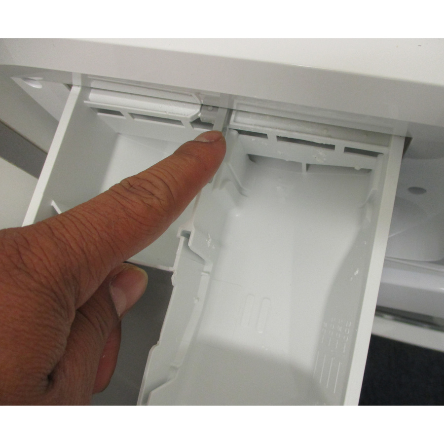 Indesit BWE81496XWVFR - Bouton de retrait du bac à produits