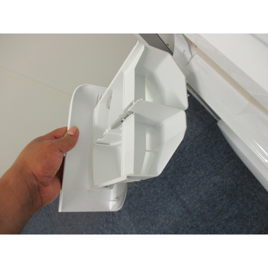 Indesit BWE81496XWVFR - Retrait du bac à produit