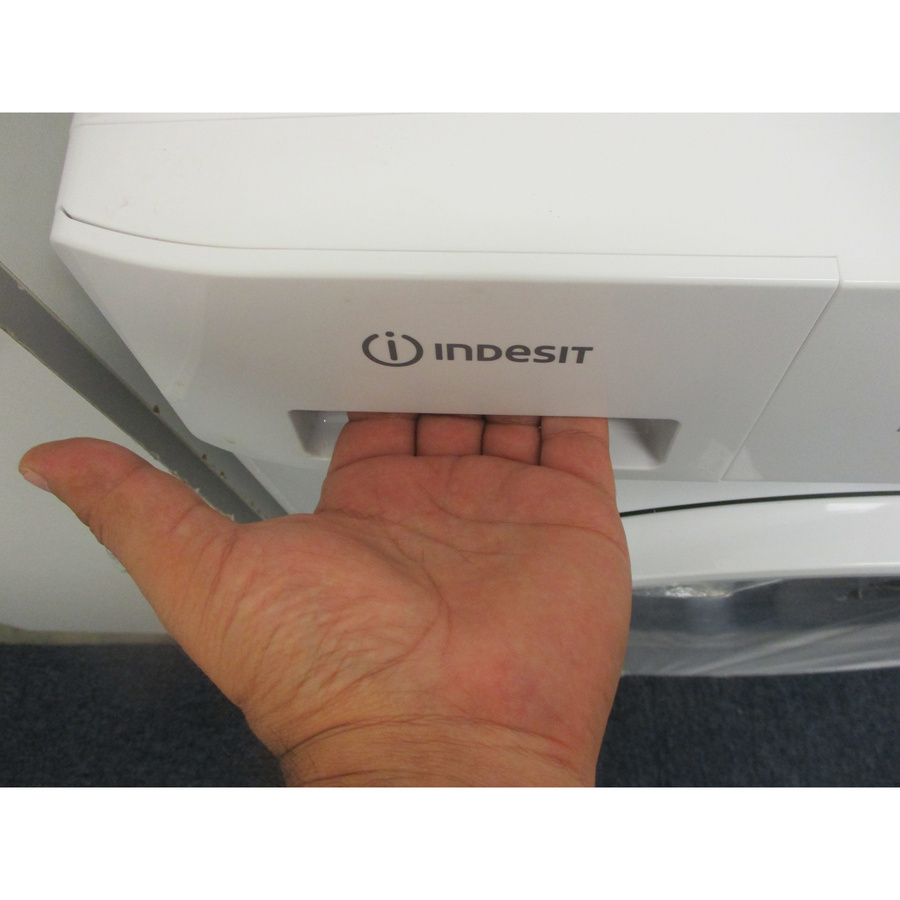 Indesit IMA864MYTIMEFR - Ouverture du tiroir à détergents