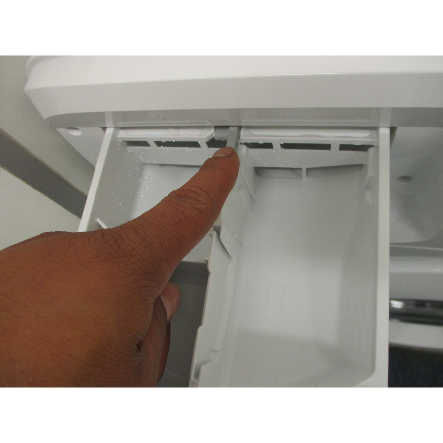 Indesit MTWA71296WFR - Bouton de retrait du bac à produits