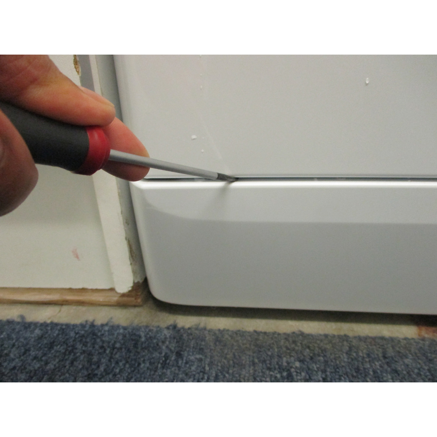 Indesit MTWA71296WFR - Outil nécessaire pour accéder au filtre de vidange