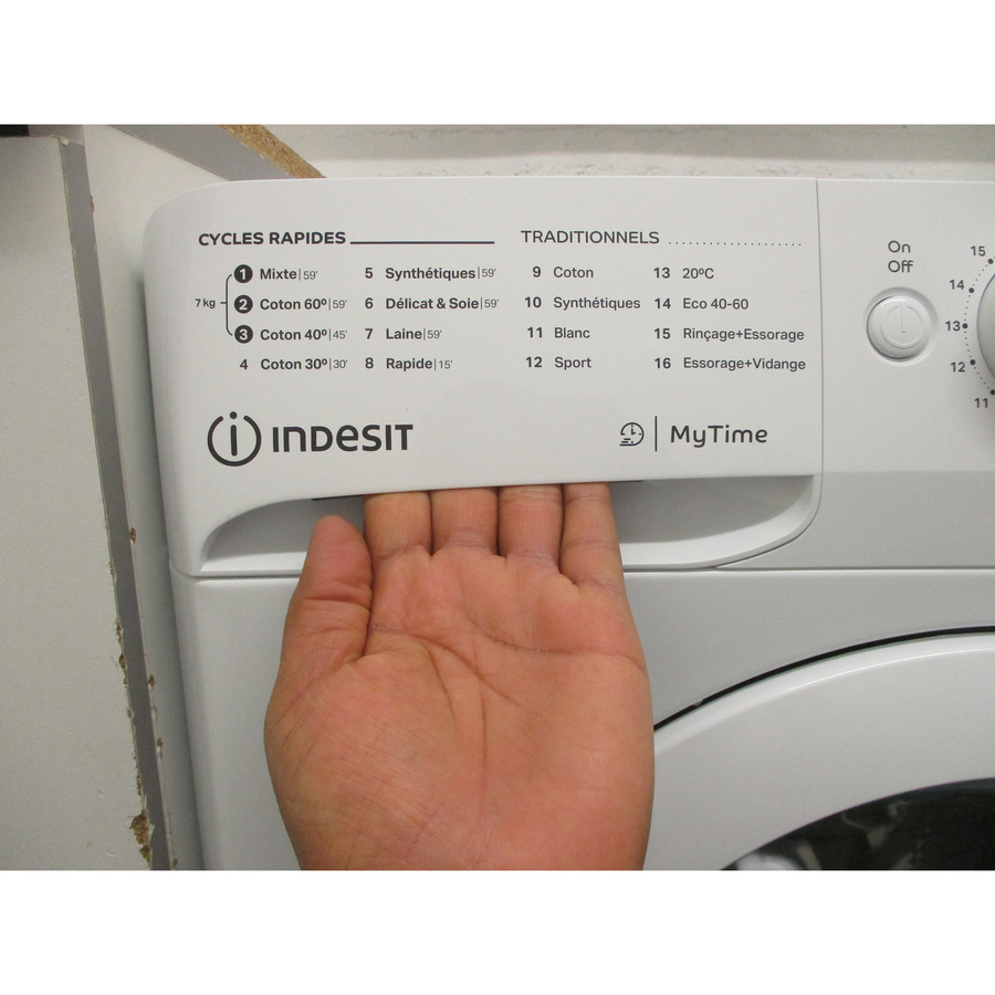 Indesit MTWA71296WFR - Ouverture du tiroir à détergents