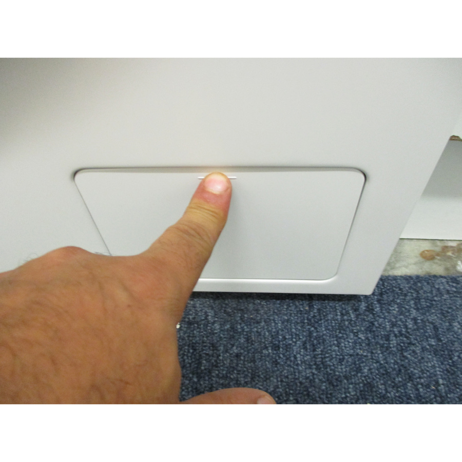 LG F14X56WHST - Ouverture de la trappe du filtre de vidange