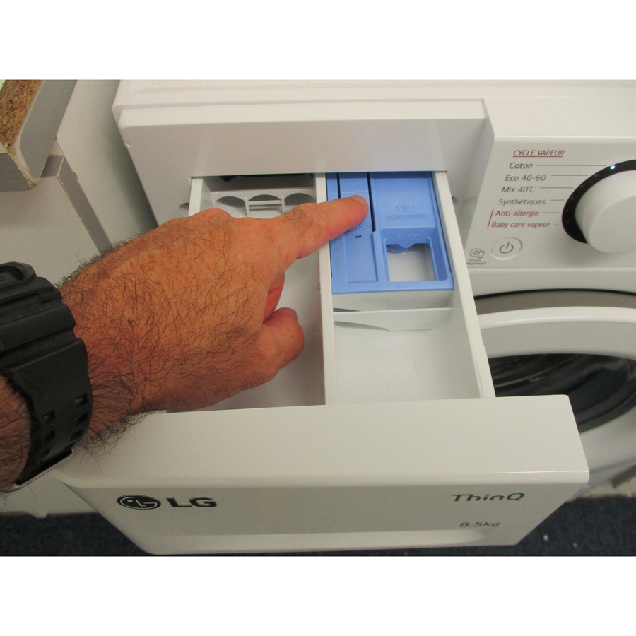 LG F82AV33WHS - Bouton de retrait du bac à produits