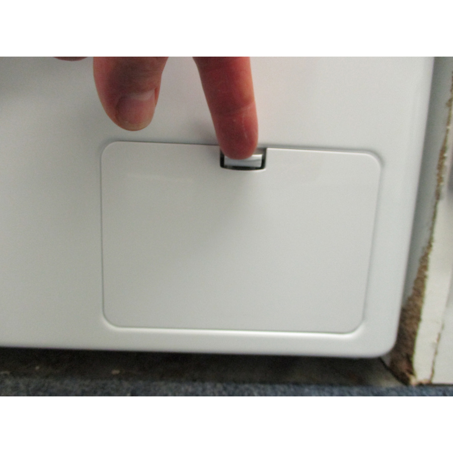 LG F82AV33WHS - Ouverture de la trappe du filtre de vidange